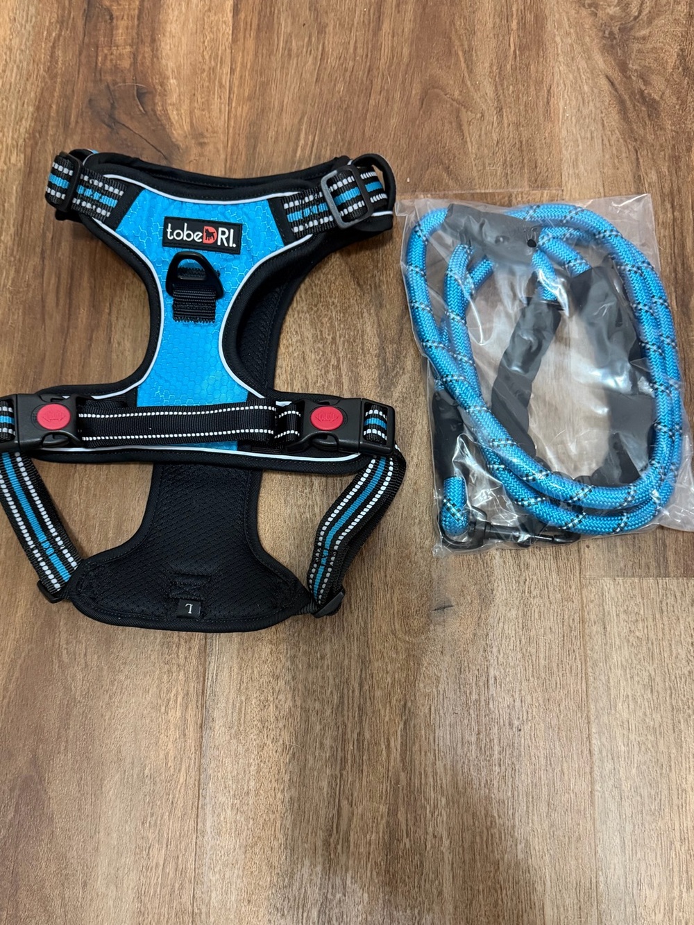 NWT no- pull Dog harness and leash (Large) in blue. Never used. 5 ft. Leash